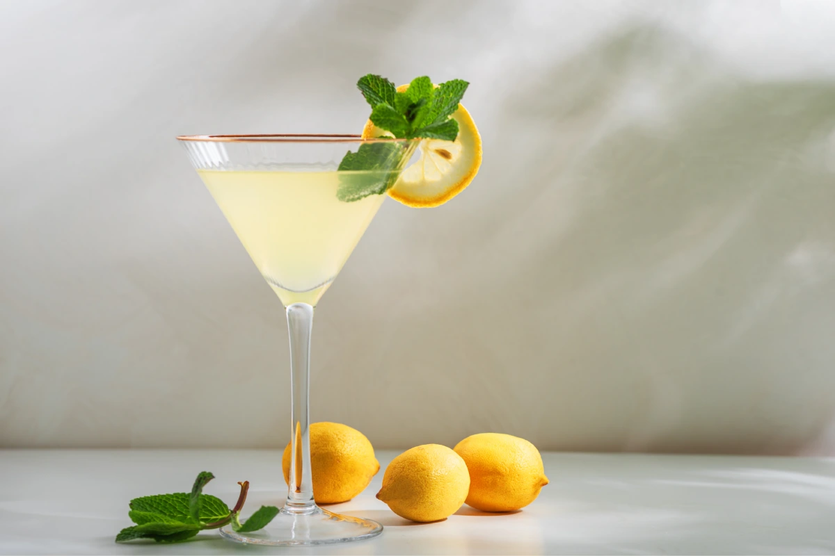 coctel con vino espumoso y menta