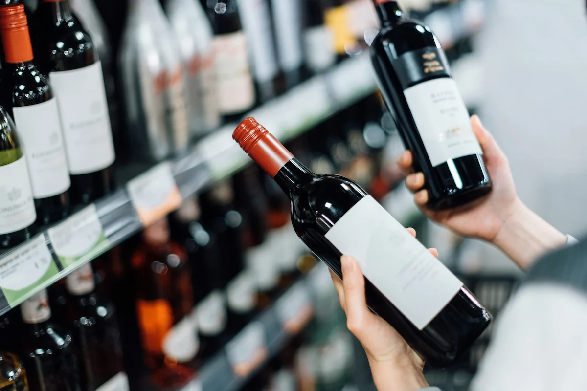 botellas de vino en supermercado