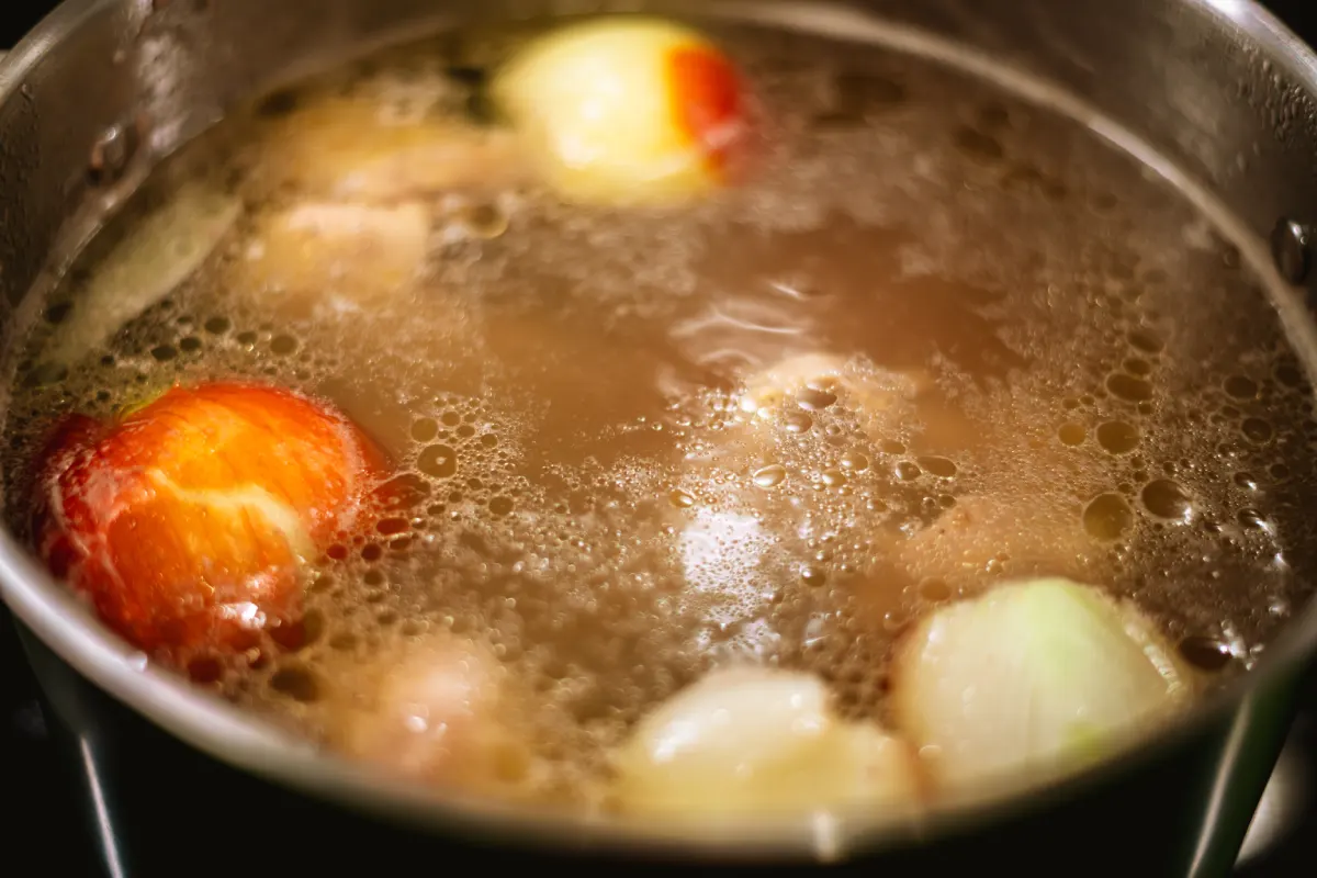 Olla con caldo con grasa y cebollas