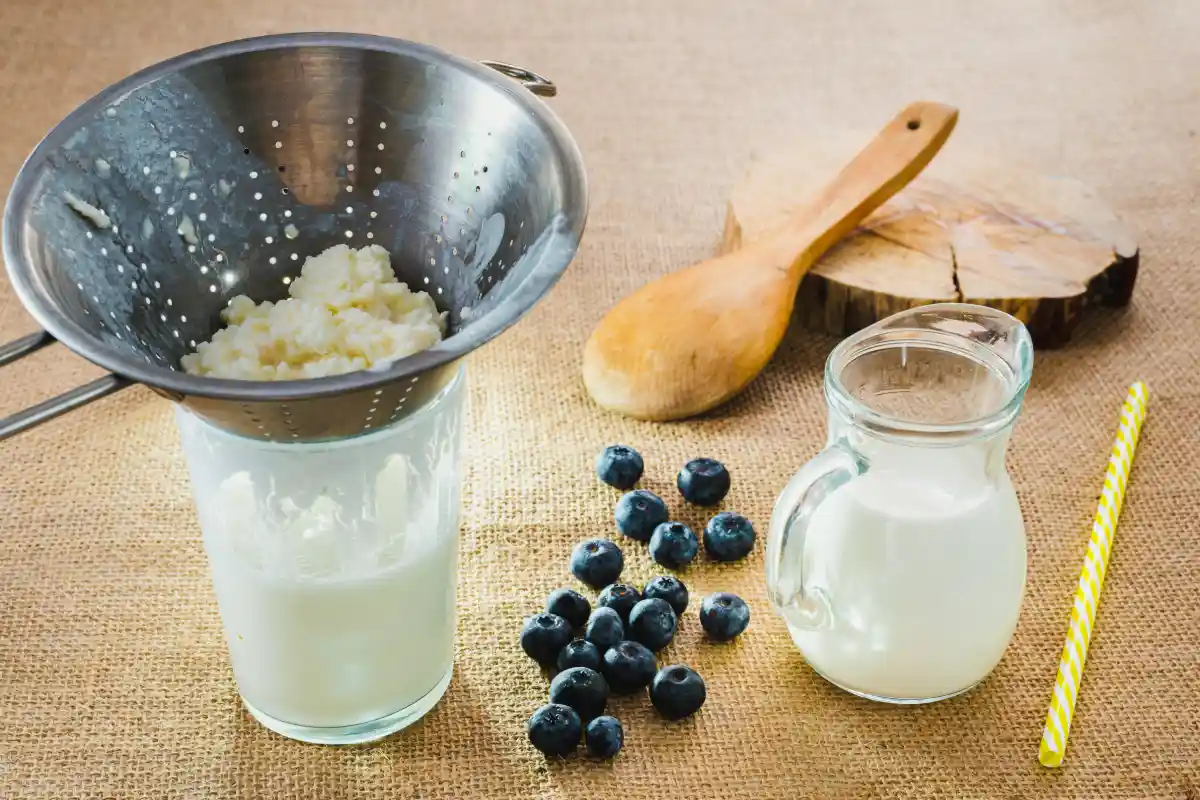 Un tazón de kéfir con fruta fresca como parte de un desayuno saludable para la digestión.