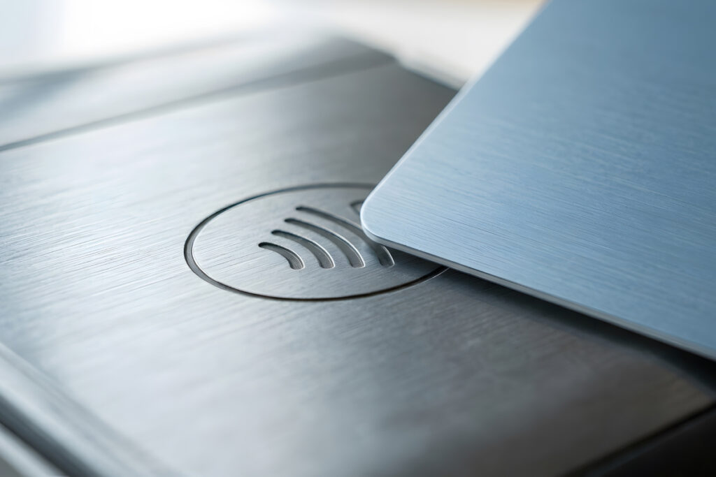 El pago sin contacto permite que las personas paguen con su celular o tarjeta solo con tocar la terminal de pagos. (Fuente: AdobeStock)