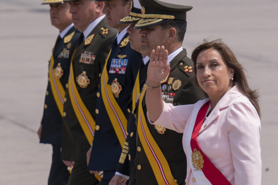Presidenta de Perú prevé anunciar nuevo gobierno para aplacar crisis política