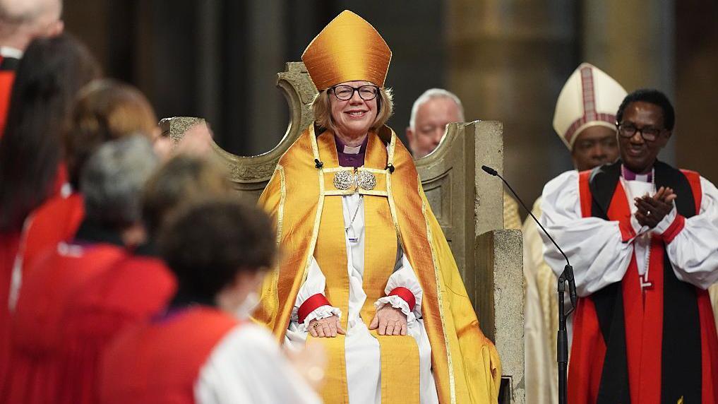 Quién es Sarah Mullally, la primera mujer que lidera la Iglesia anglicana en los casi 500 años de historia de la institución