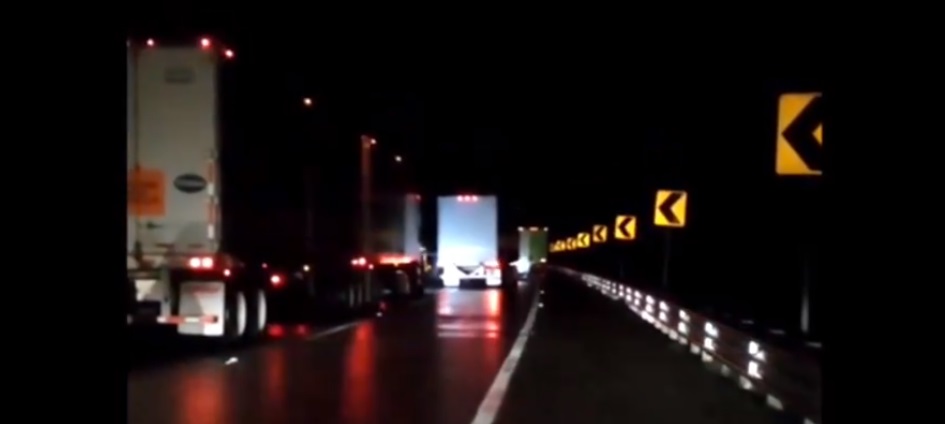 Asaltan a cerca de 40 automovilistas atrapados tras supuesto accidente