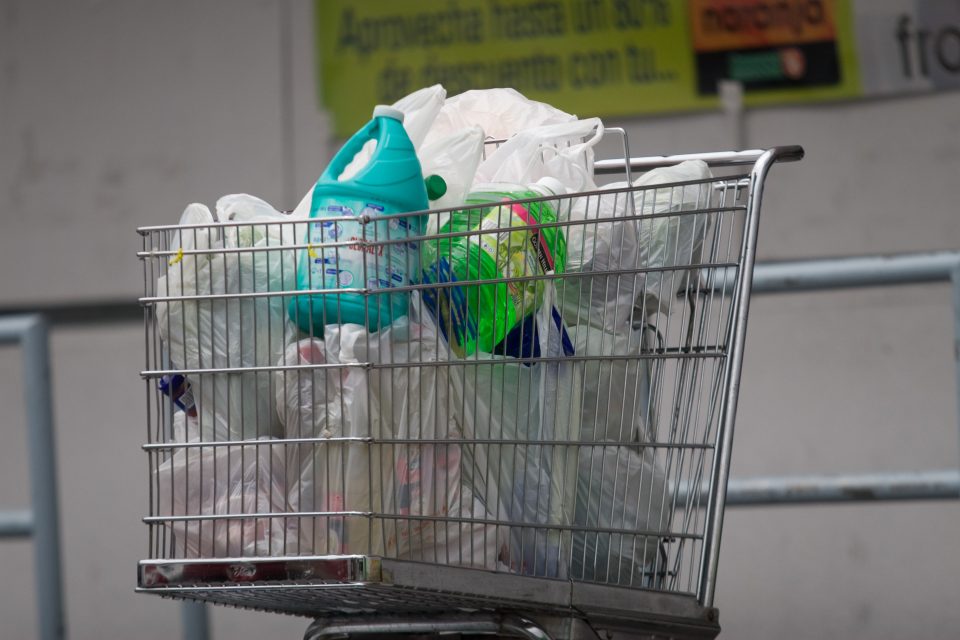 Con microorganismos devoradores, un estudiante busca acabar con las bolsas de plástico
