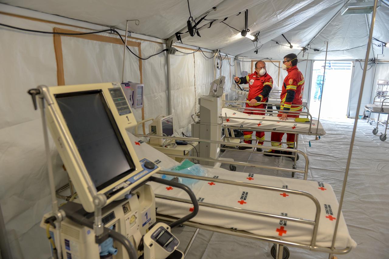 Instalan hospital provisional en el INER 