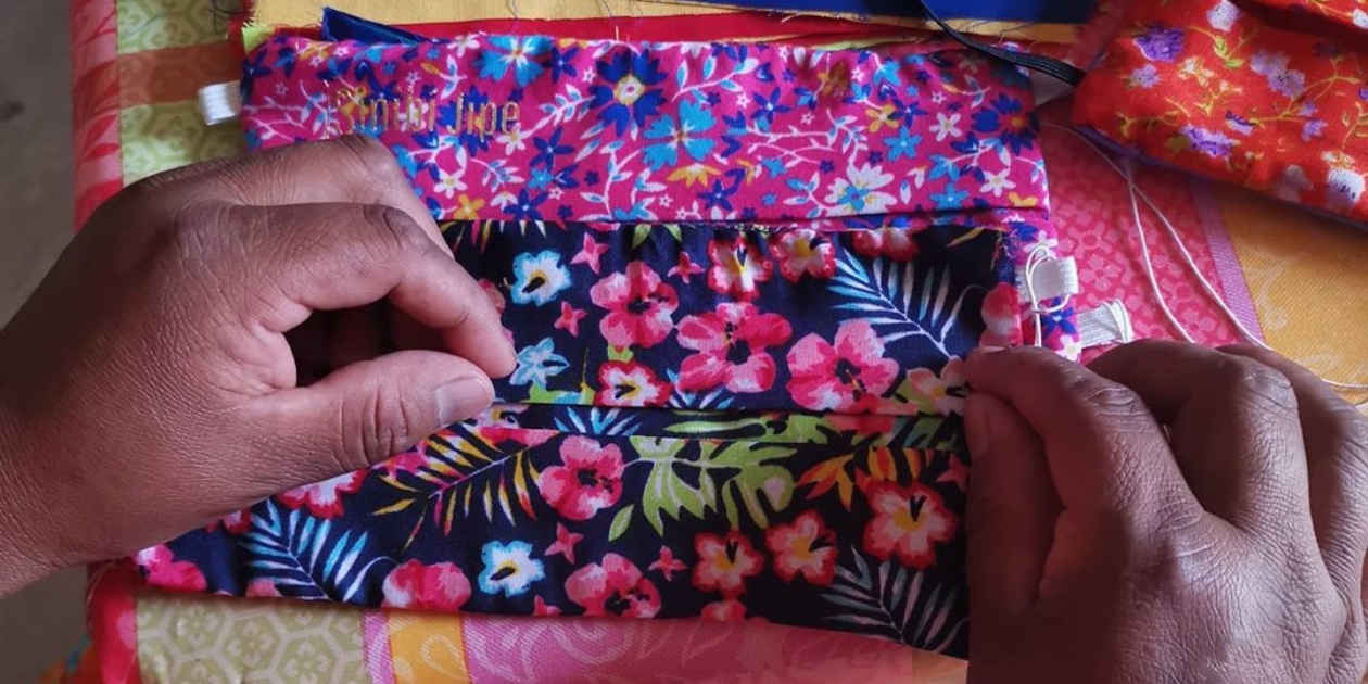 Estos *cubrebocas están hechos por costureras rarámuri* y son bellísimos