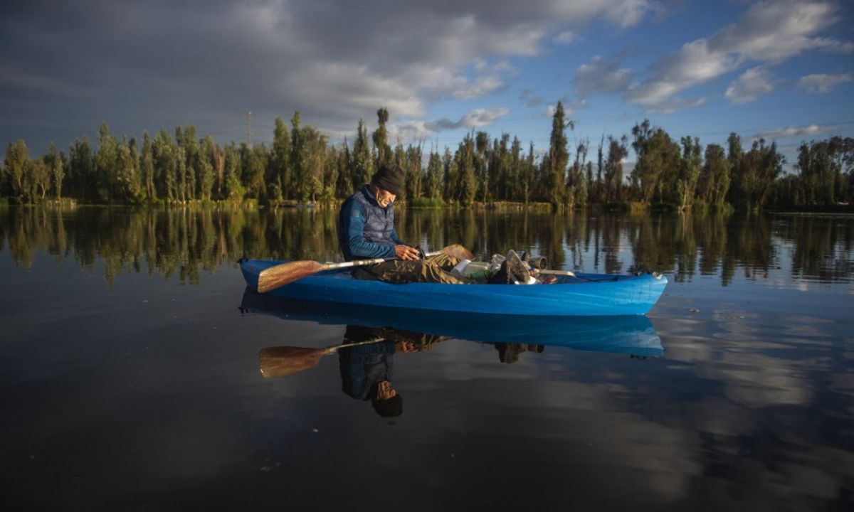 Omar Menchaca, el jubilado que lucha contra *la contaminación de los canales de Xochimilco*