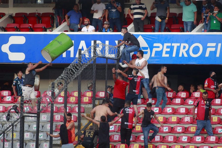 Violencia deja al menos 26 heridos en el estadio de Querétaro