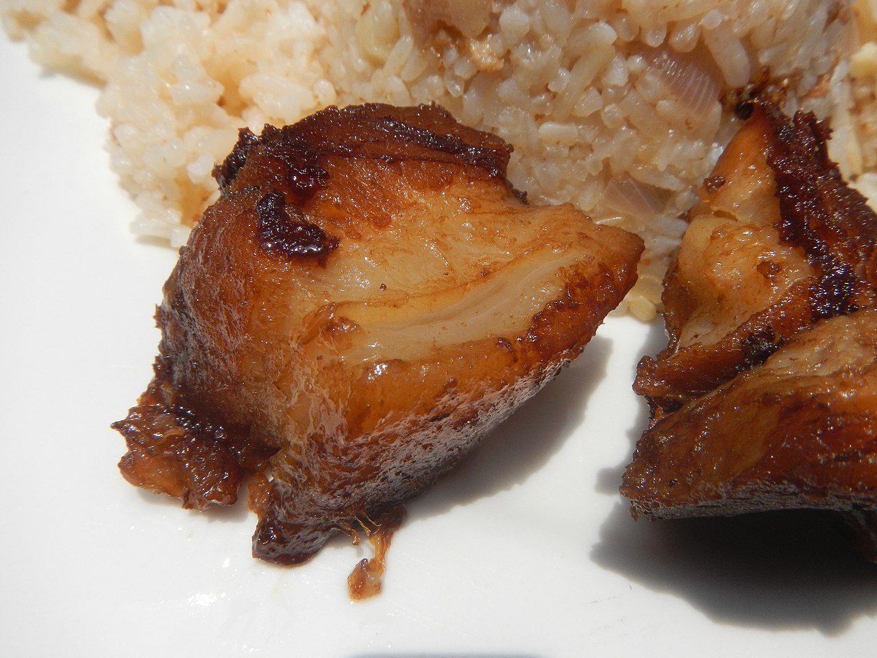 Receta de codillo de cerdo en adobo de tres chiles