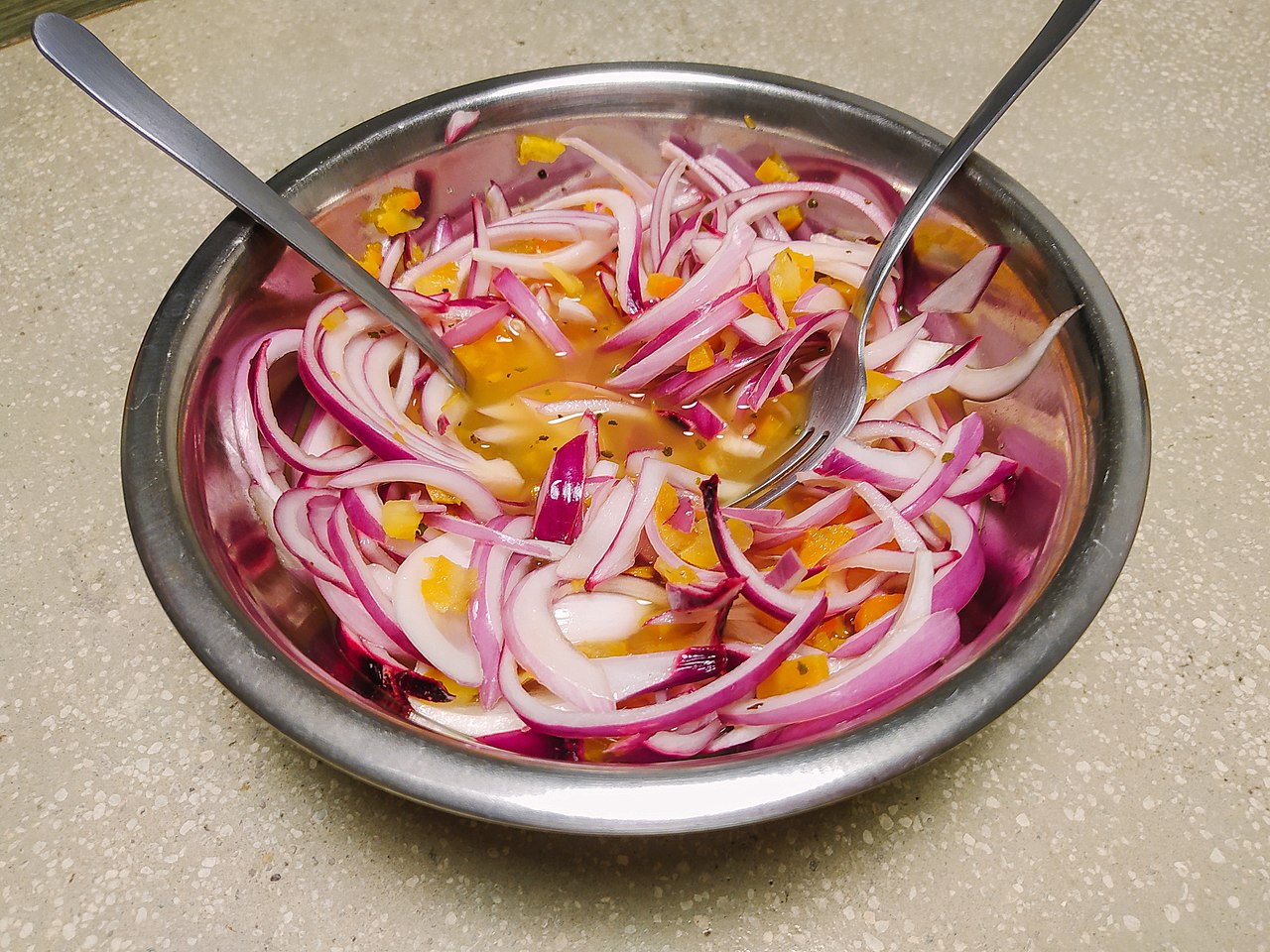 Cómo hacer cebollas encurtidas para cochinita pibil y otros platillos