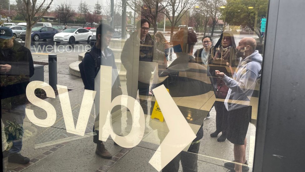 Silicon Valley Bank: por qué colapsó el banco de EU y qué significa el rescate a sus clientes por parte de la Reserva Federal