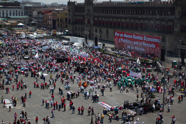 Marchan trabajadores del Monumento de la Revolución al Zócalo