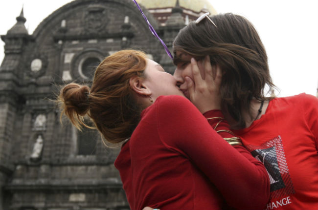 En imágenes: besos contra la homofobia