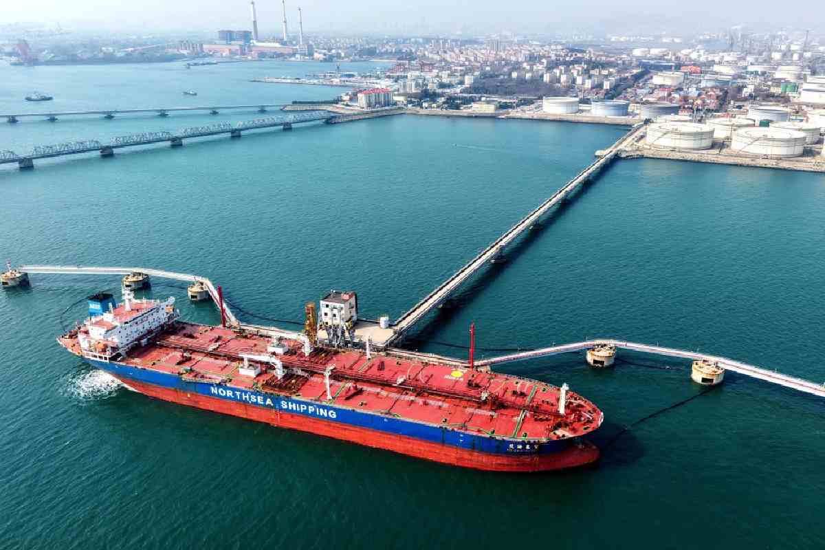 EU permite temporalmente la venta de petróleo ruso, en medio de la escalada de precios