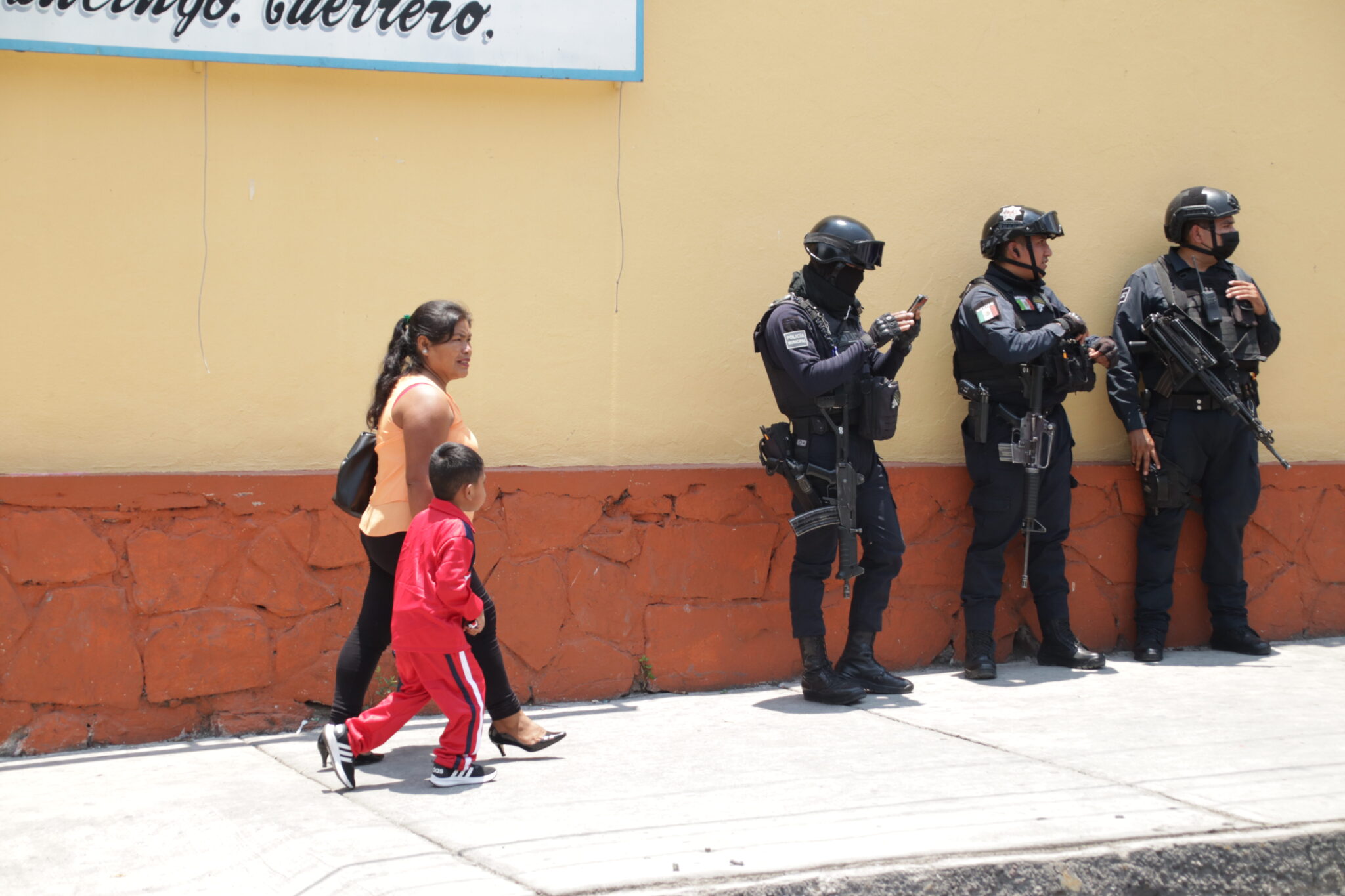 Asesinato de un hombre frente a primaria en Chilpancingo, Guerrero, provoca evacuación de alumnos