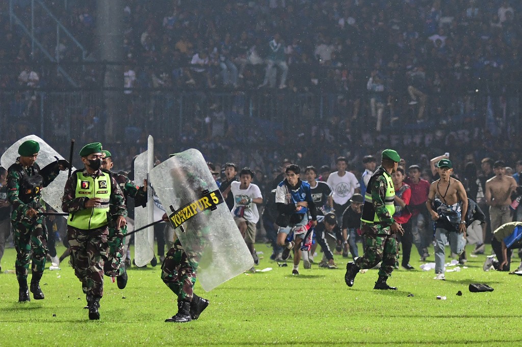Indonesia: 32 niños entre los 125 fallecidos en estampida en estadio de futbol