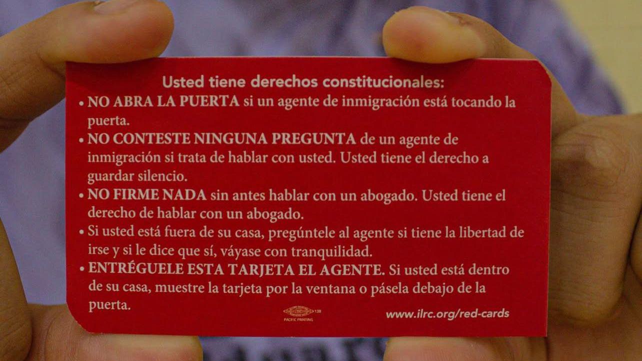“No abra la puerta”: qué dice la tarjeta roja en 19 idiomas que ayuda a los migrantes en riesgo de deportación en EU
