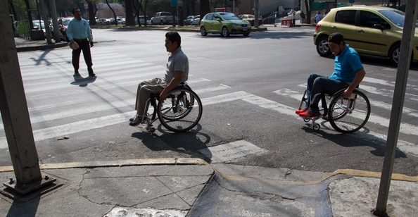 Apenas 60% del DF es accesible para personas con discapacidad; la ley es laxa: expertos