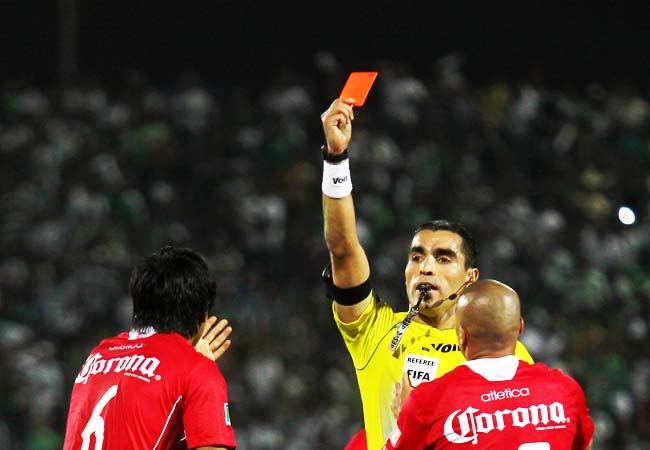 Futbolistas piden ‘tarjeta roja’ al IVA en estadios