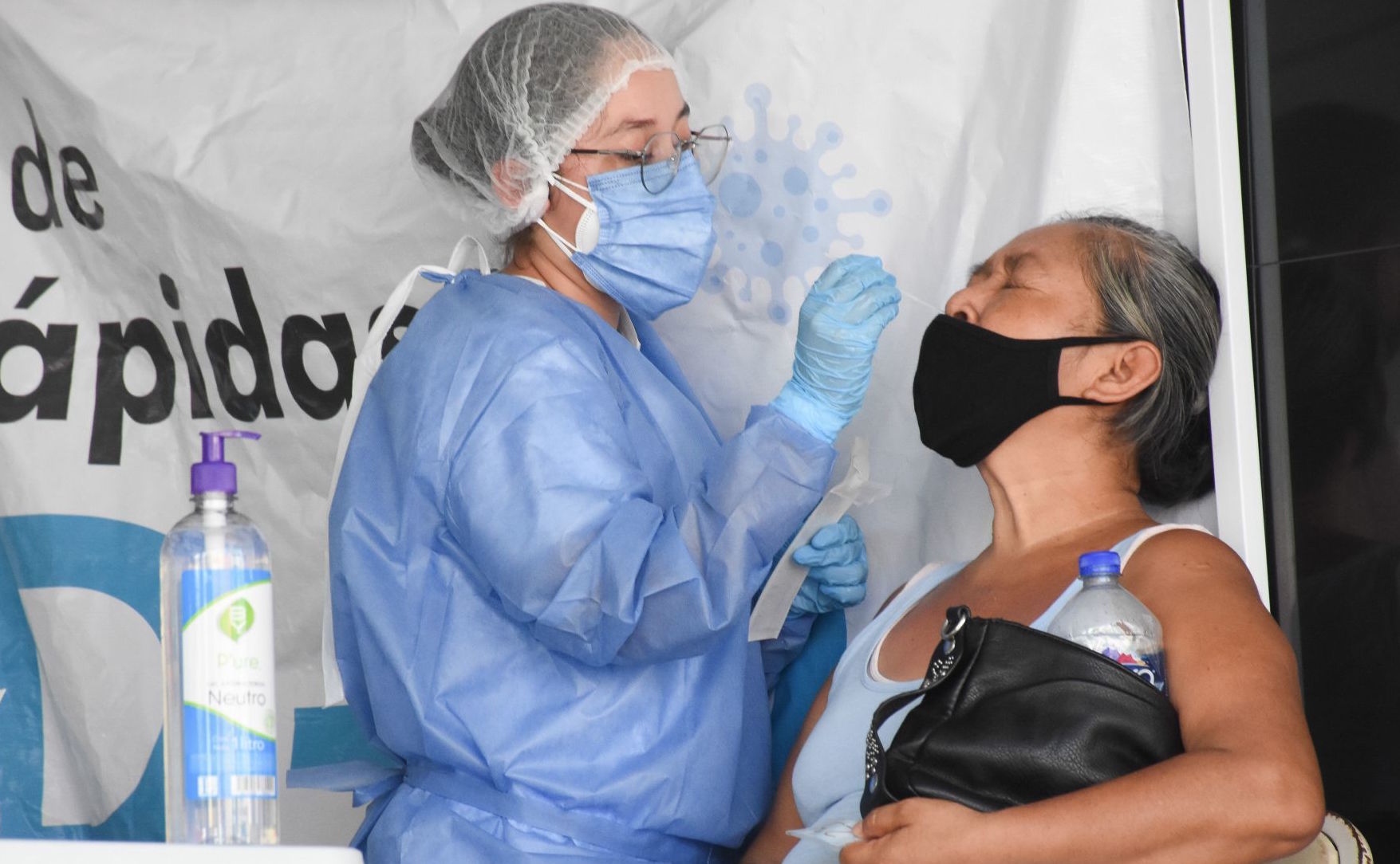 Médicos de farmacia trabajan otra vez al tope en consultas y pruebas