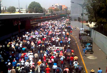 Marchan maestros en el DF y Guerrero