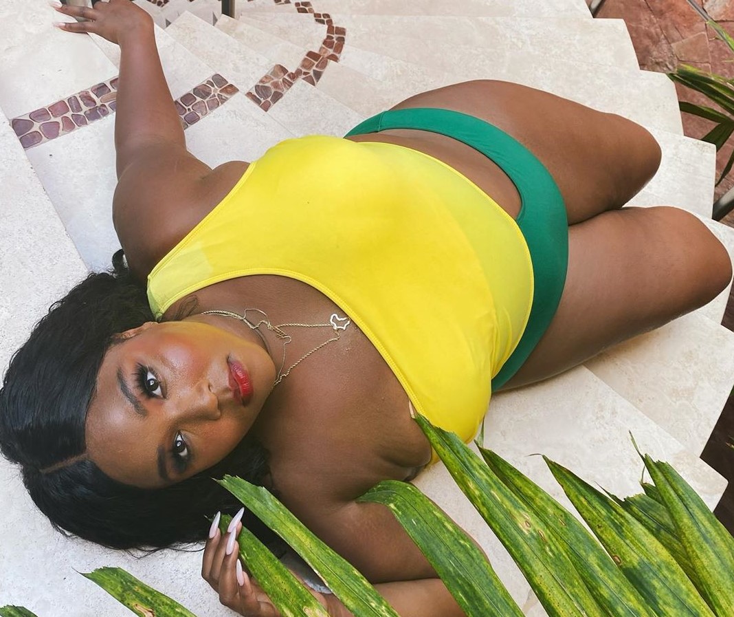 TikTok, tenemos que hablar: *Lizzo reclama que borran sus videos en traje baño*