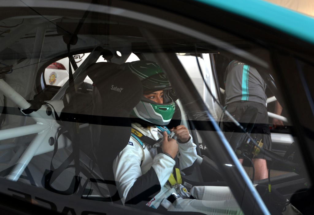 *Reema Juffali es la primera mujer saudí* en competir en una carrera de autos