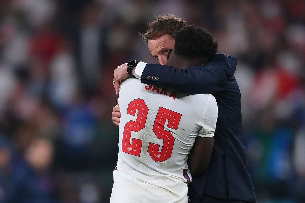 ¡Es sólo un juego! *Futbolistas ingleses reciben insultos racistas por fallar penalties*