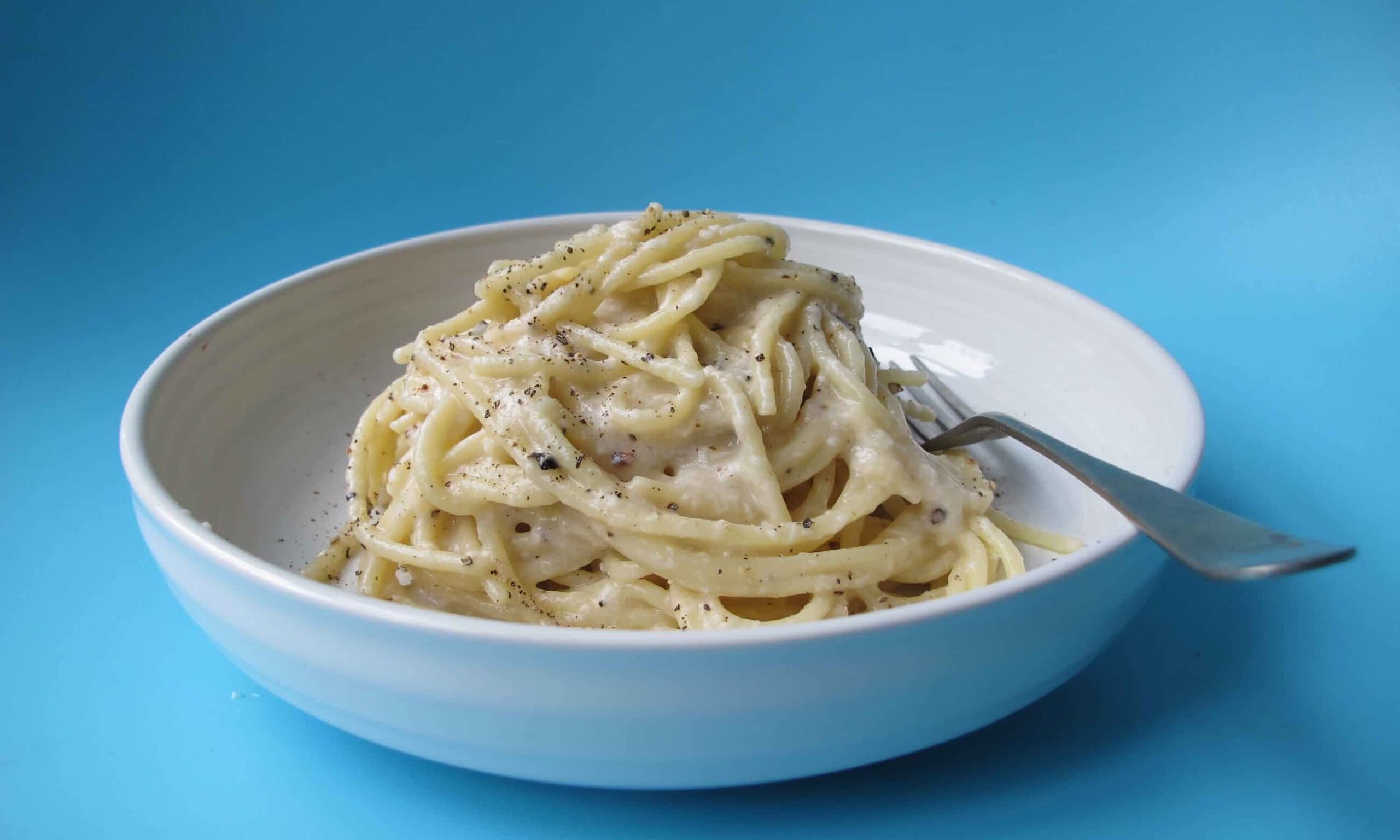 La historia de la maravillosa pasta romana de queso y pimienta, la cacio e pepe (y una receta)