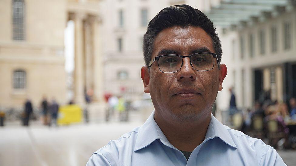 El sacerdote que se niega a abandonar su comunidad pese al asesinato de sus compañeros jesuitas en México