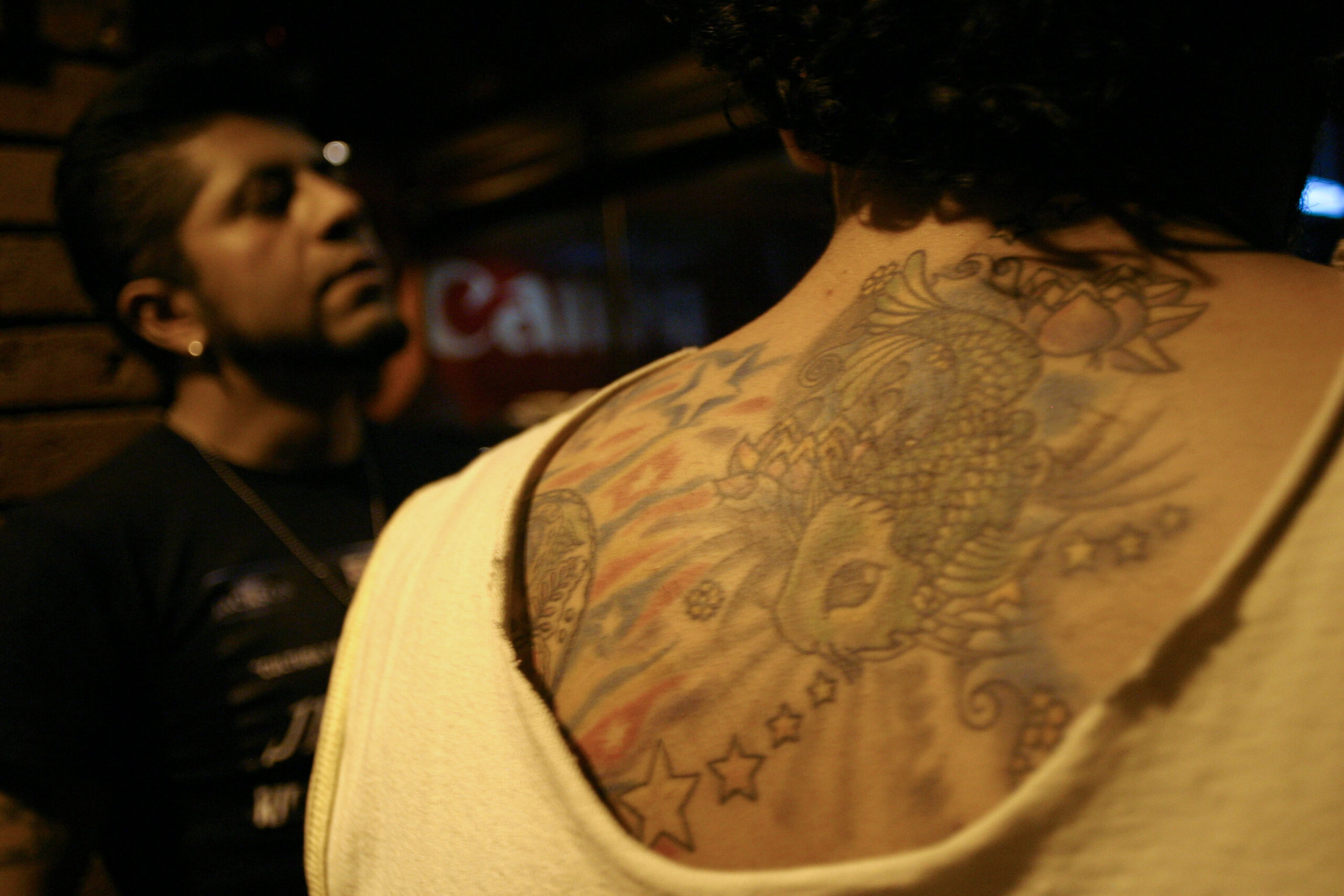 ¿Te quieres tatuar o perforar? Tendrás que pedirle permiso a mamá