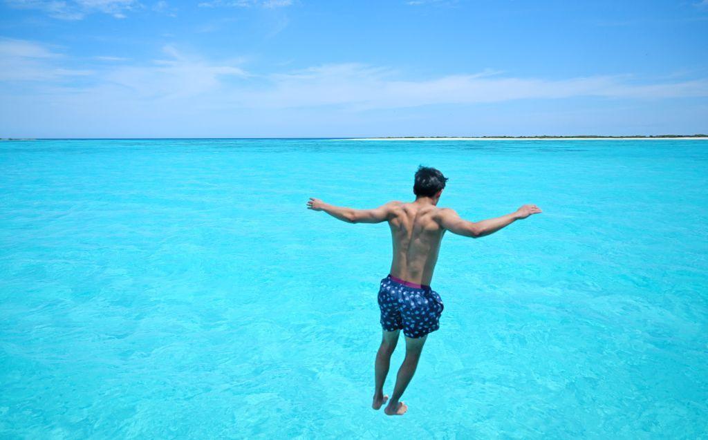 ¿Por qué el agua se ve de diferentes colores en distintos lugares? Te contamos la razón