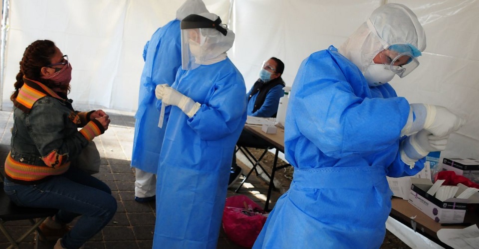 Doctora dio datos falsos, manipulados y sin contexto en entrevista sobre COVID