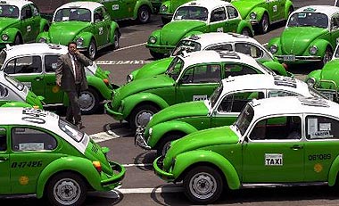 La ciudad de México dice adiós al taxi-<i>vocho</i>