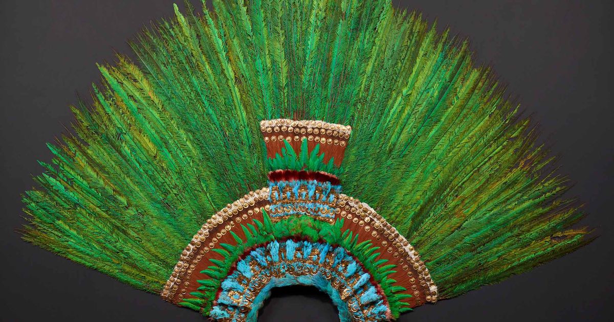 Dos mexicanos 'hackean' museo en Viena para *contar la verdad sobre el Penacho de Moctezuma*