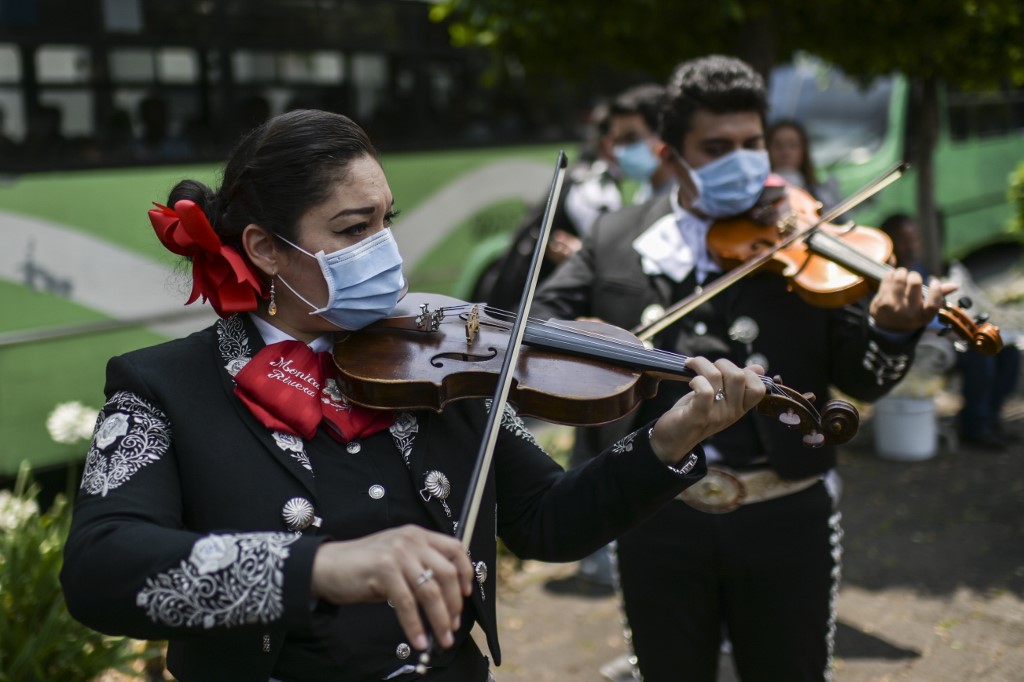 Directo al corazón: *Mariachis llevan serenata al INER* en plena pandemia de Covid-19
