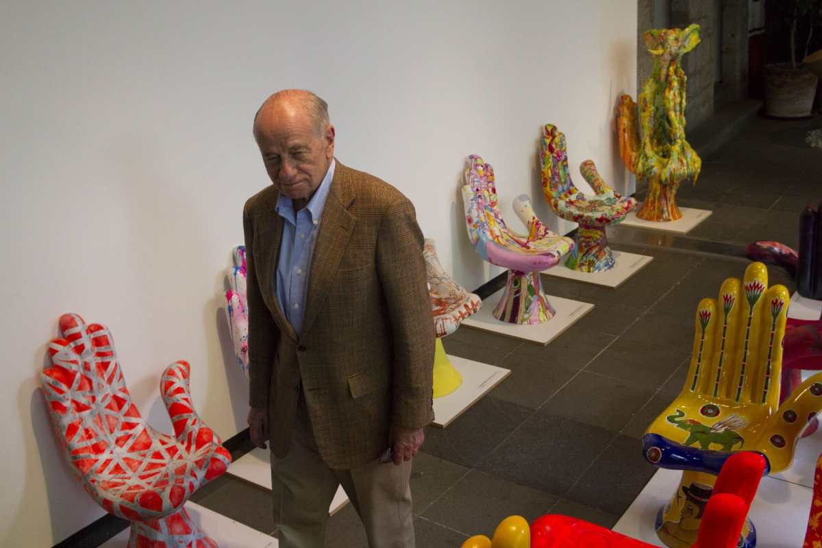 La mano-silla, "Los Hartos" y la presencia del trabajo artístico de Pedro Friedeberg