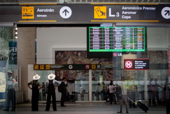 Afecta a 15 mil viajeros cierre del aeropuerto por desfile
