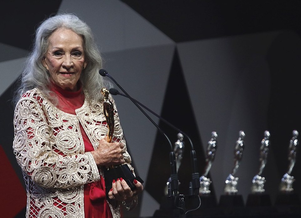 Actriz, cantante, directora, transgresora: *5 razones para querer tanto a la actriz Isela Vega*