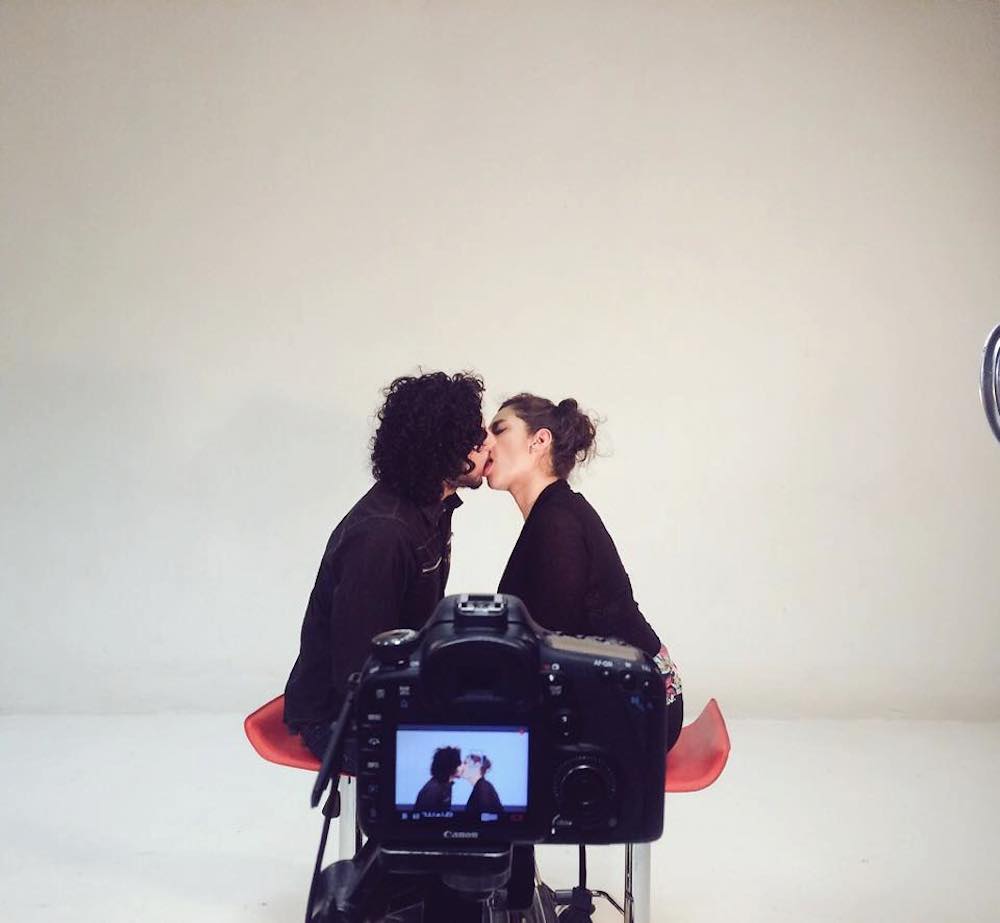 Un estudio artístico sobre el beso mexicano