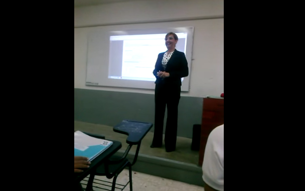 Suspenden a maestra que exhibió insultos de sus alumnos