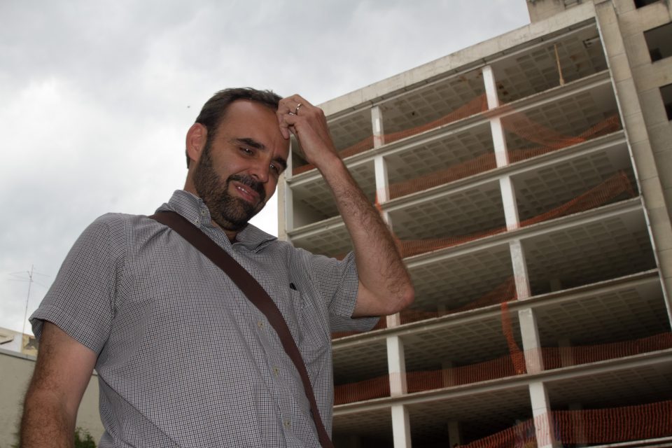 Arne aus den Ruthen intenta desmontar una valla de la Embajada de EU en Paseo de la Reforma