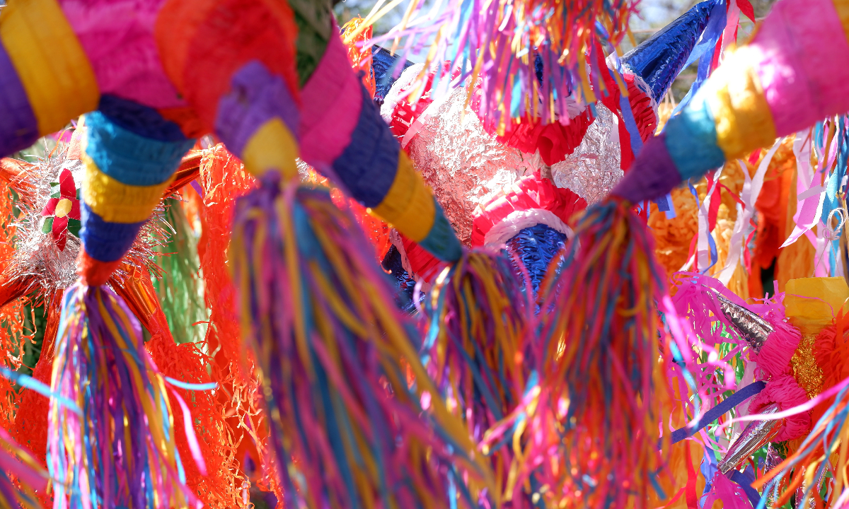 ¡Dale, dale, dale! No pierdas el tino y lánzate a *Acolman, Edomex, el pueblo de las piñatas*