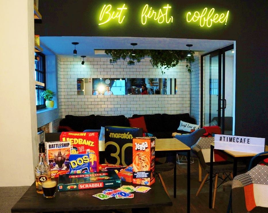 Lugares para comer y jugar juegos de mesa o videojuegos