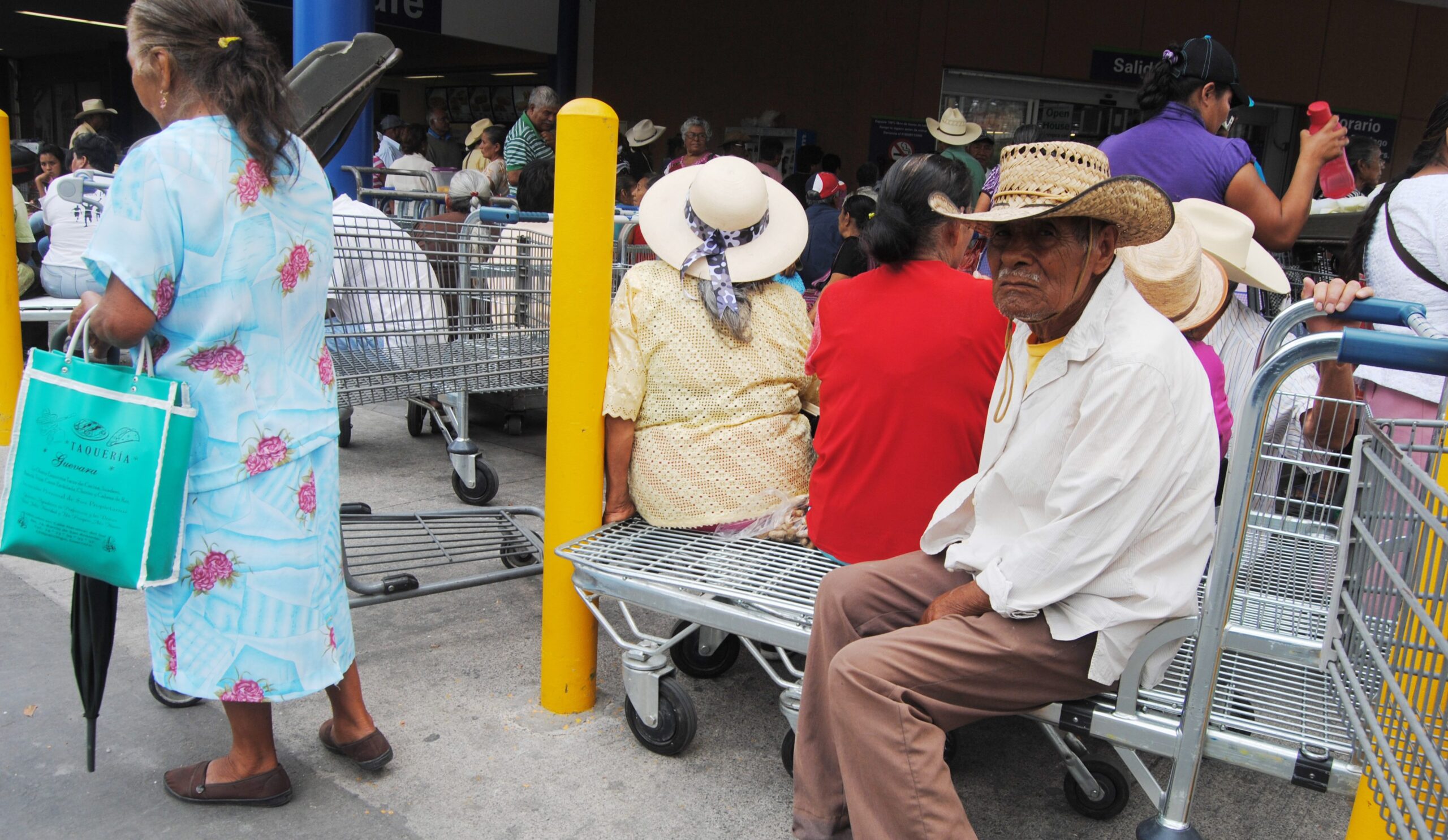 Incrementan programas sociales opacos y recortan los que sí funcionaban