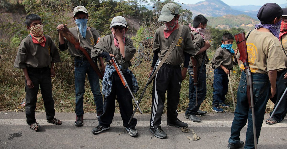 Comunitarios de Guerrero exponen a niños a la violencia al darles armas: ONG