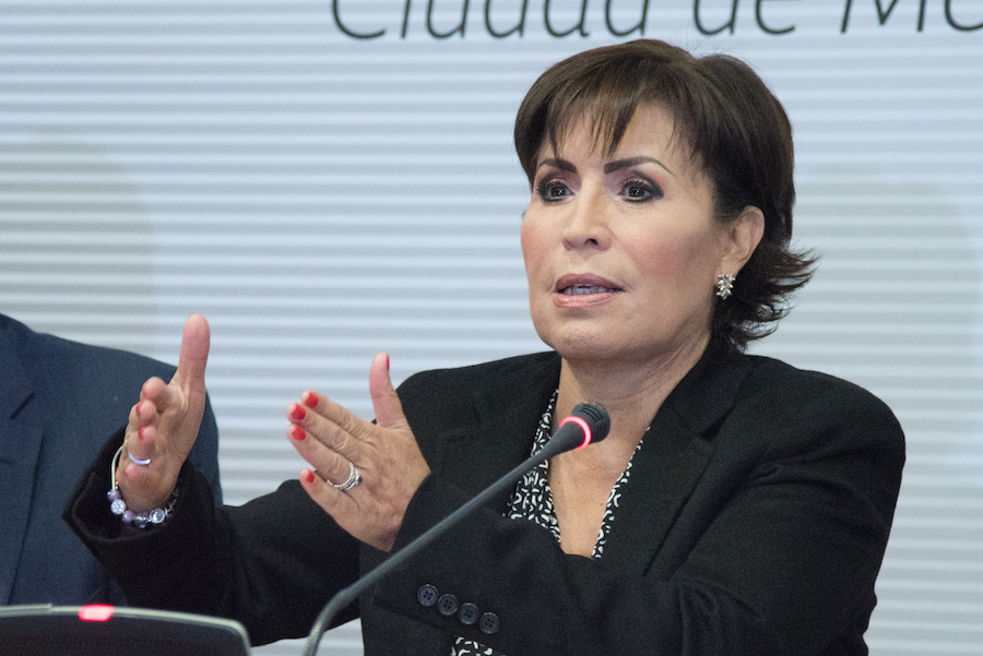 Denuncia señala a Robles por corrupción; FGR la cita por delito menor