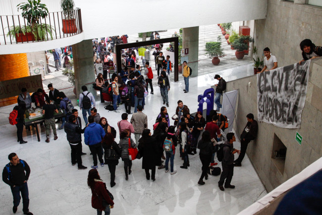 Estudiantes toman la dirección general del Politécnico; exigen diálogo con el director