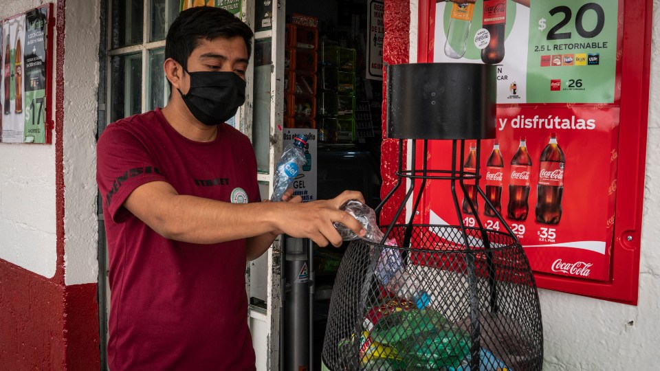 ¿No sabes a dónde llevar tus envases de PET para que sean reciclados? 